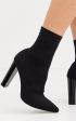 Stivaletto in maglia nera con tacco largo 